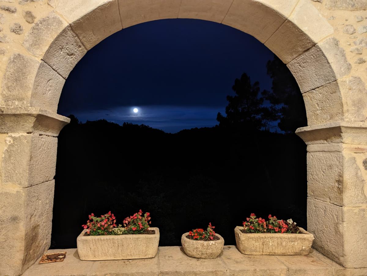 Arche en pierre, pleine lune sur la bois
