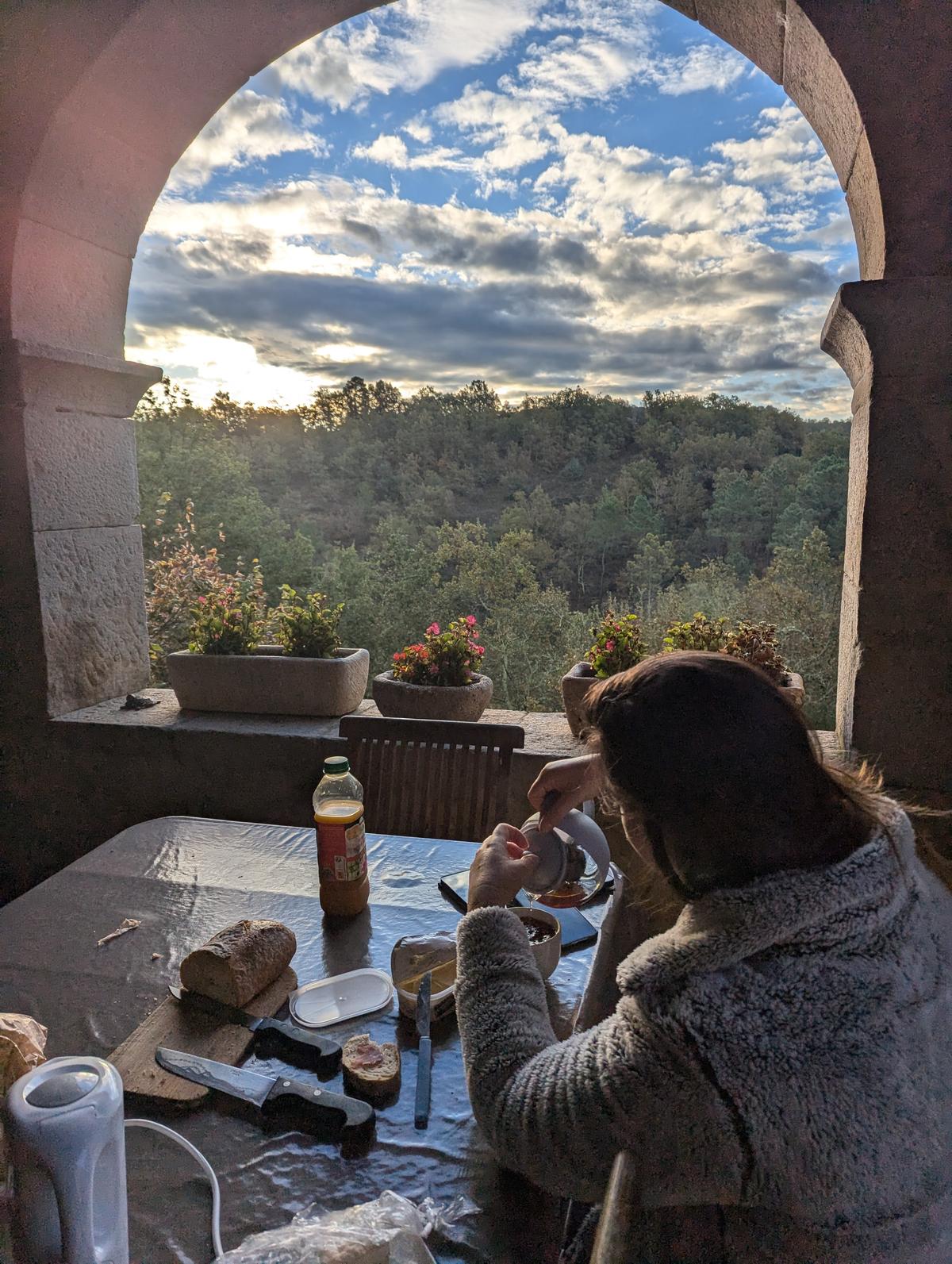 Petit-déjeuner sous l'arche au lever du soleil