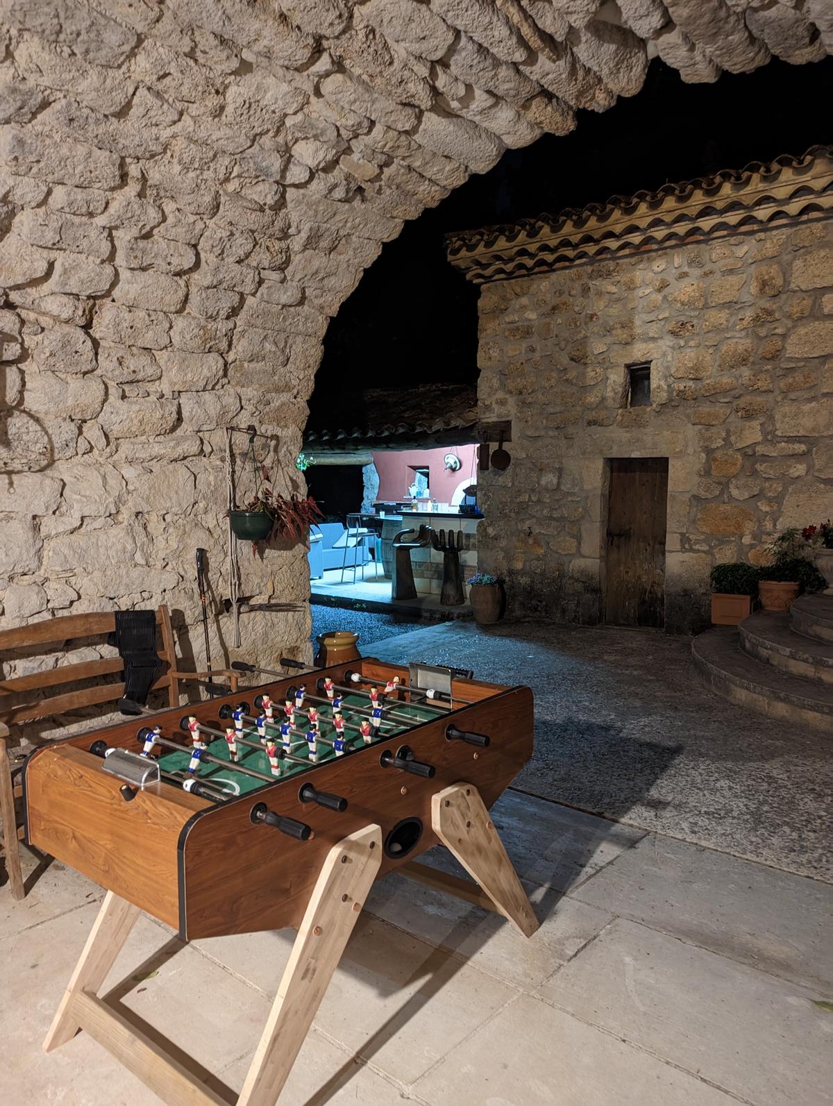 Babyfoot vintage sous la voûte en pierre