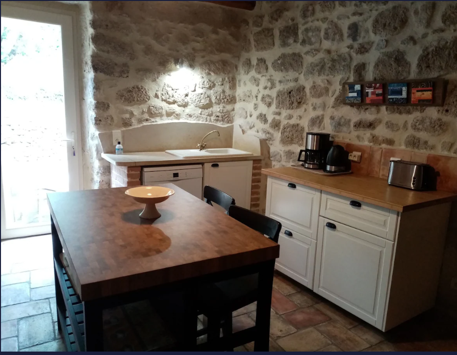 Cuisine privative du gîte, pierre et plan de travail bois
