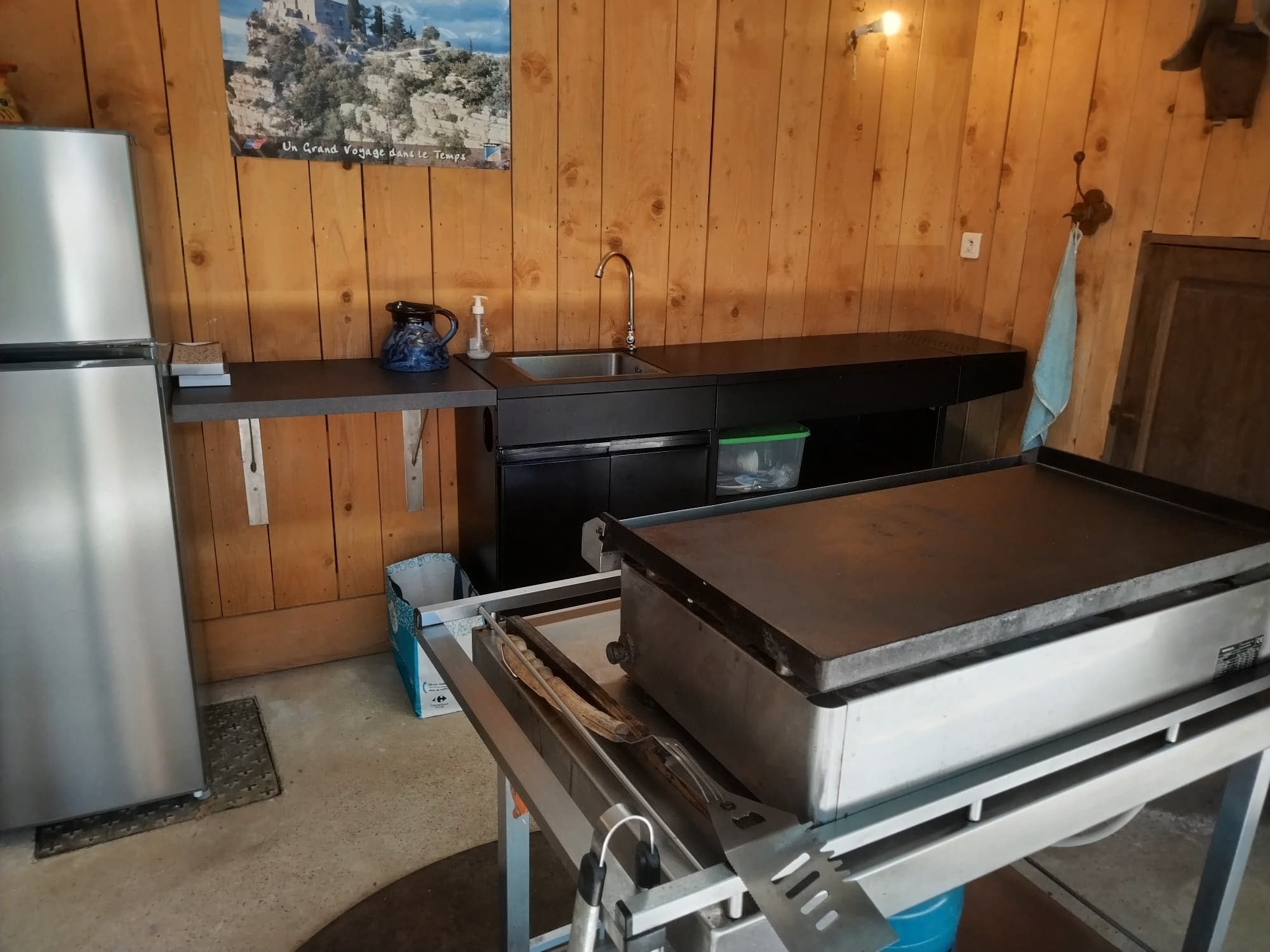 Cuisine équipée du gîte avec plancha et frigo