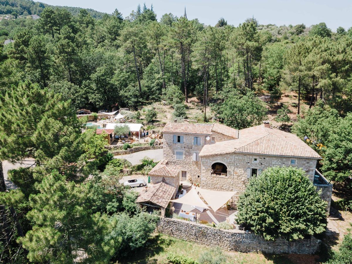 Vue aérienne du mas Les Fourches en Ardèche