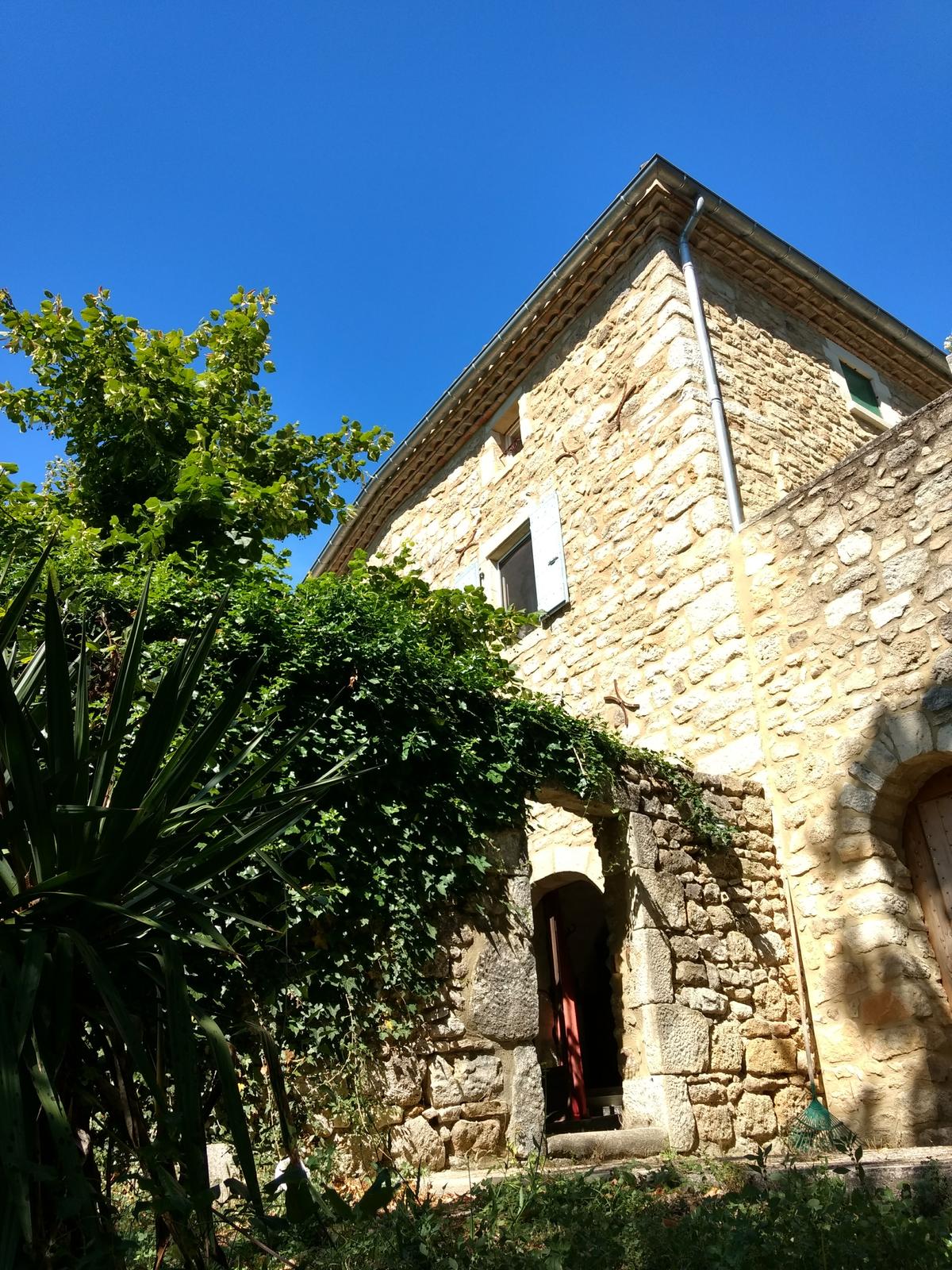 Façade en pierre du mas Les Fourches