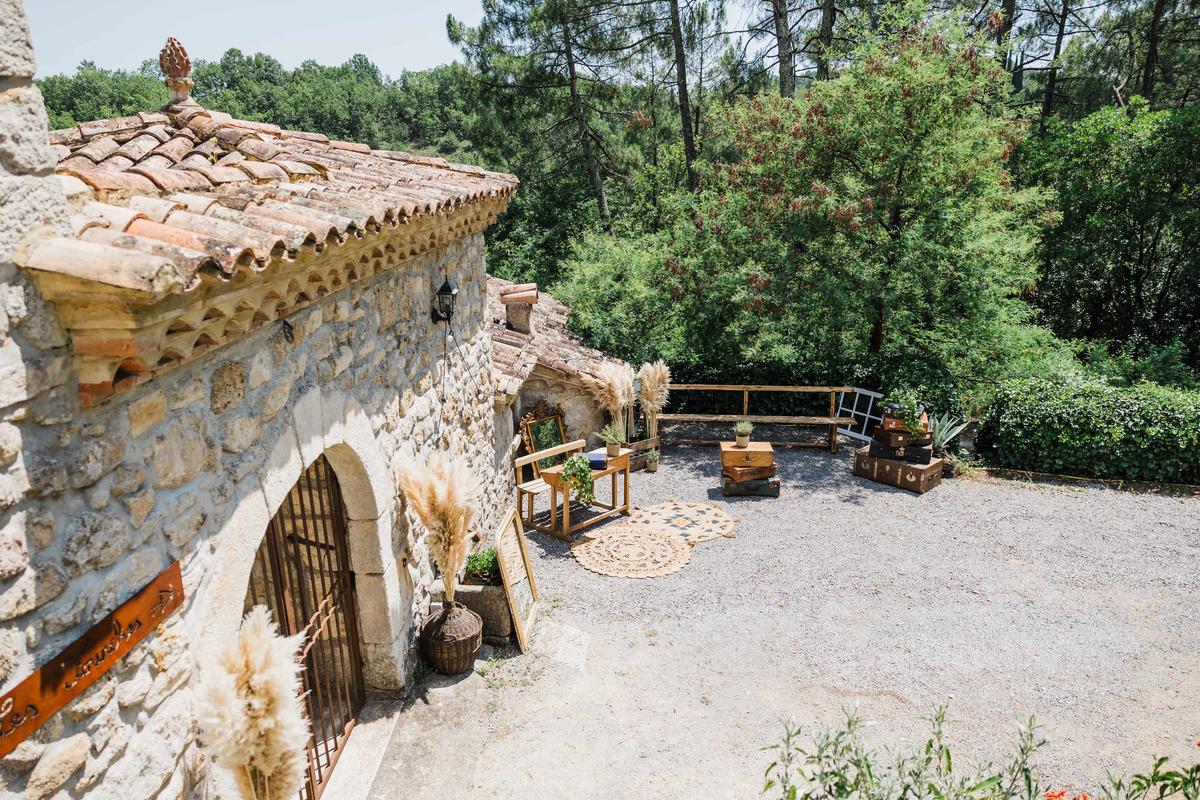 Terrasse en pierre, pampas et mobilier vintage