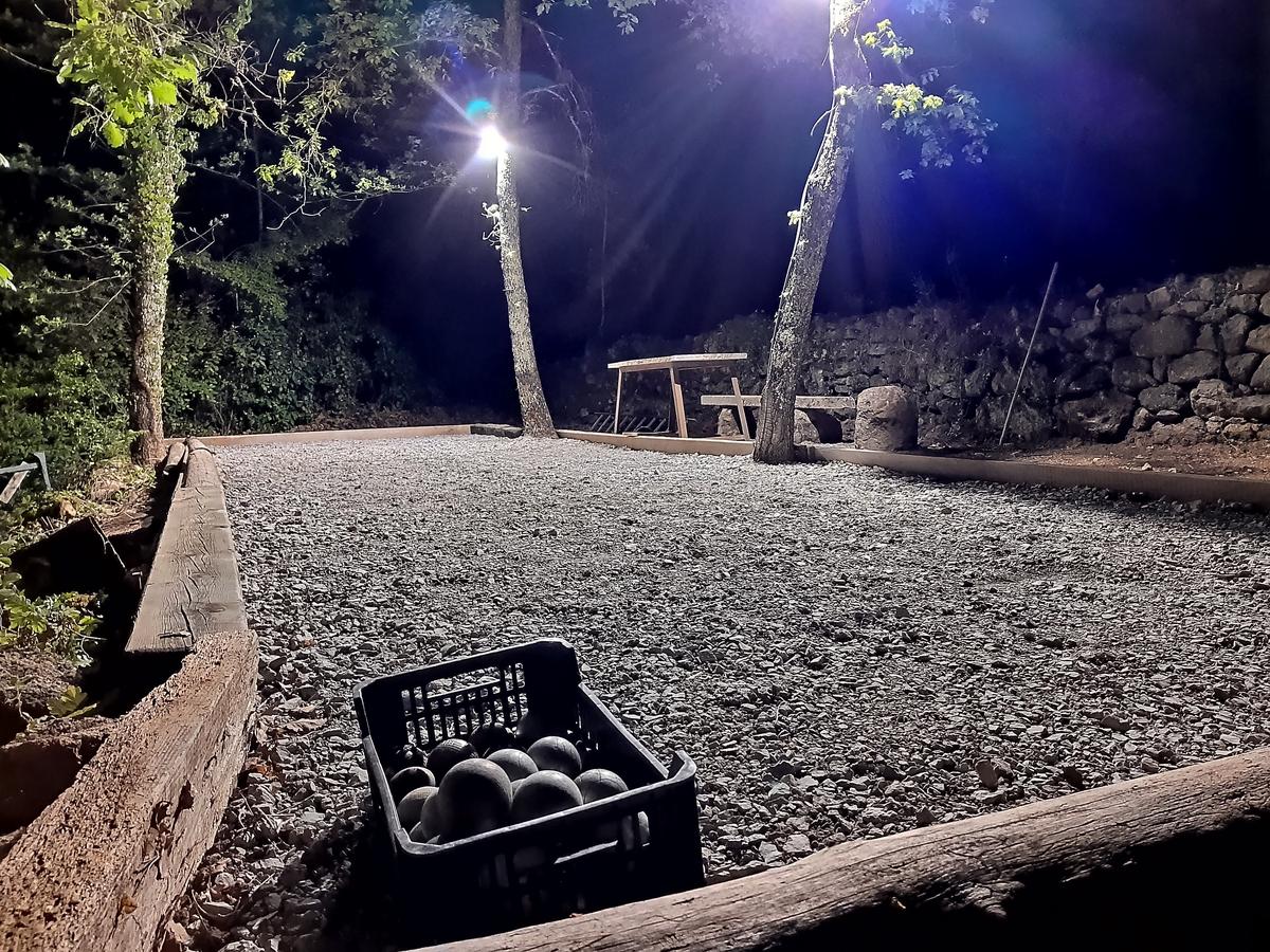 Terrain de pétanque éclairé