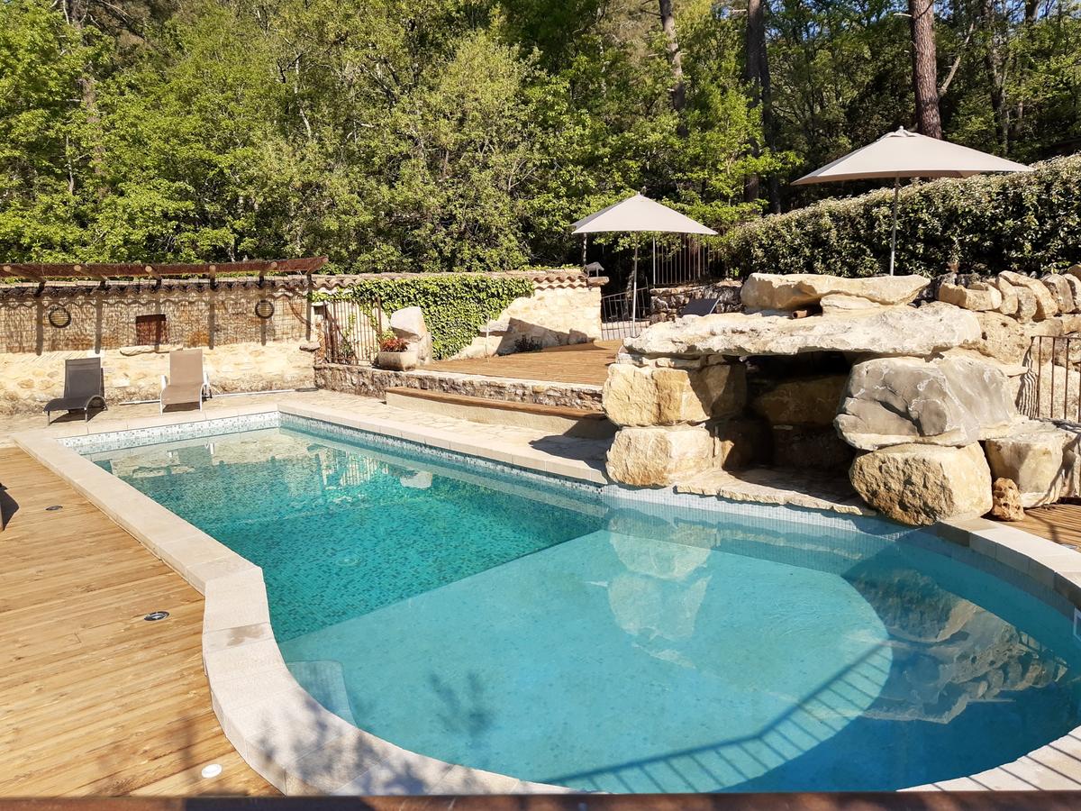 Piscine en pierre et cascade naturelle