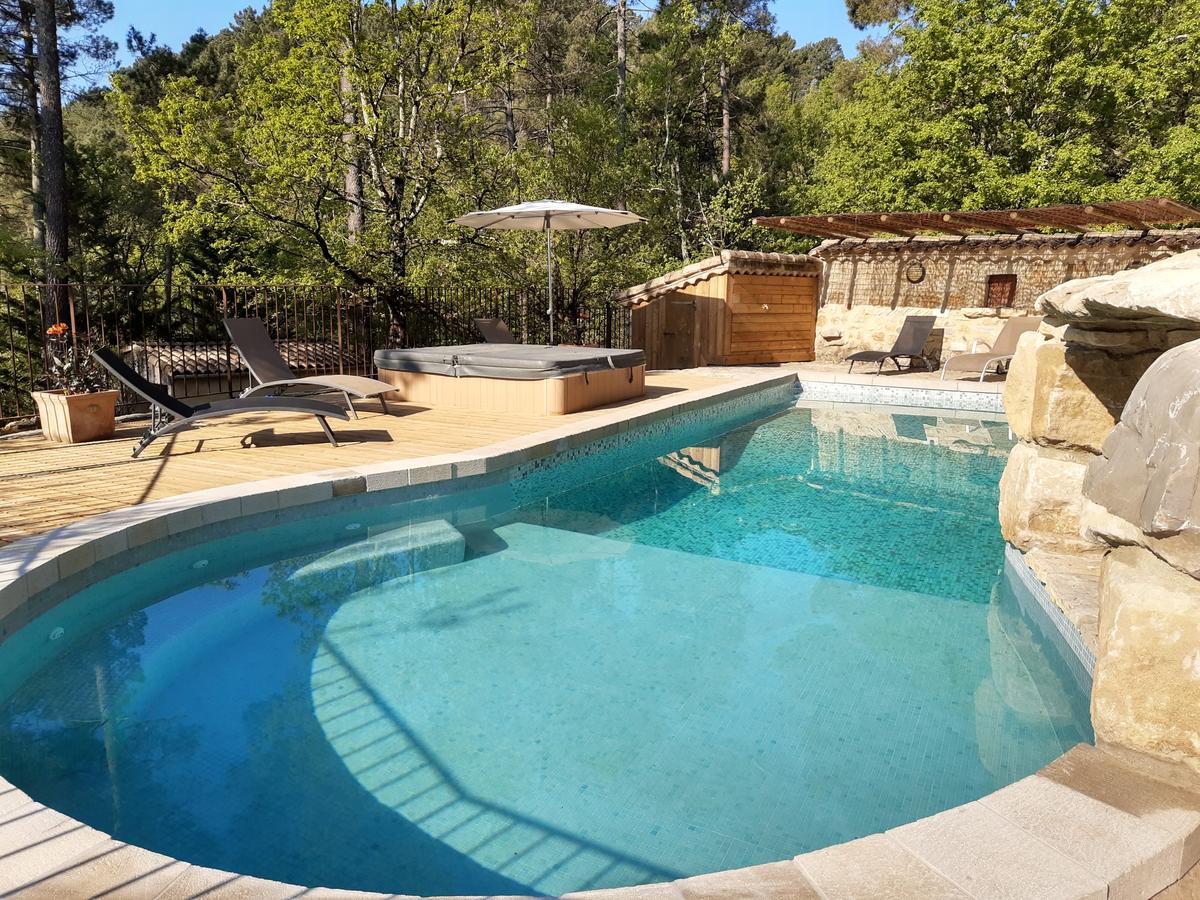 Piscine, spa et mas en pierre