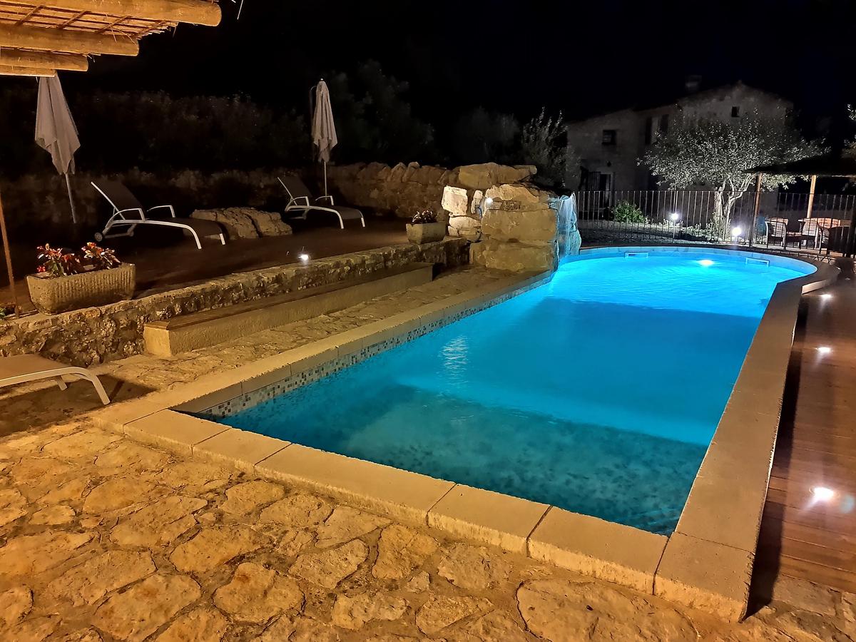 Piscine illuminée la nuit